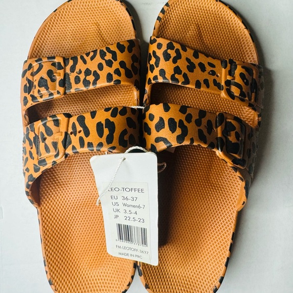 NWT Freedom Moses Leo Toffee Womens Leopard
Slip On Slide Sandals size 6-7 - Picture 6 of 9